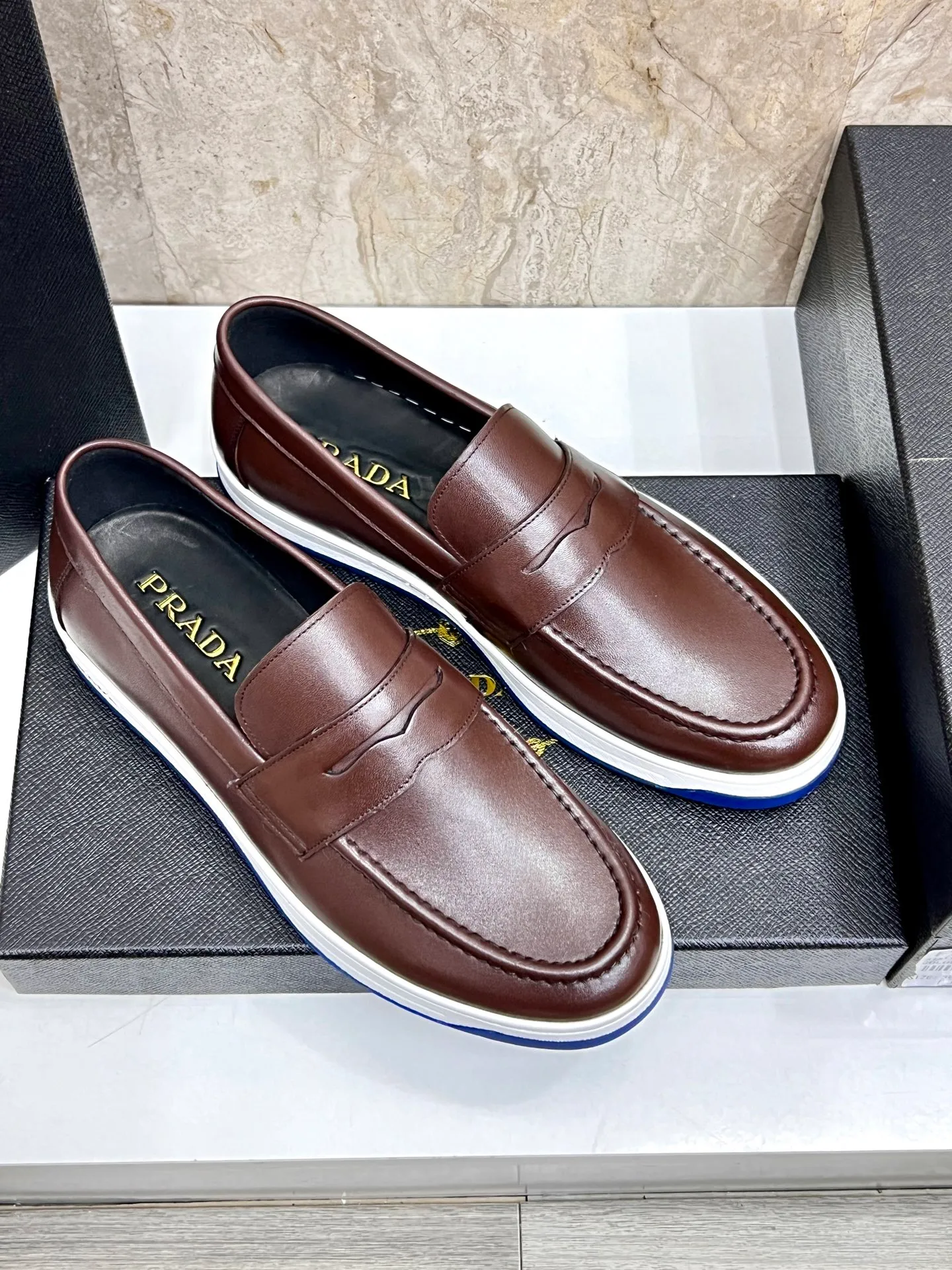 💰620 Prada classic men’s lace-up casual shoes｜Imported cowhide upper｜Layered stitching design on the upper Lightweight and breathable｜Soft and comfortable｜PRADA letters on the side｜Distinctive sporty style Showing the brand style｜Lightweight embossed rubber sole｜With cowhide foot pad lining｜Excellent foot feel Fashionable and elegant｜Size: 38-44 (customized at 45)